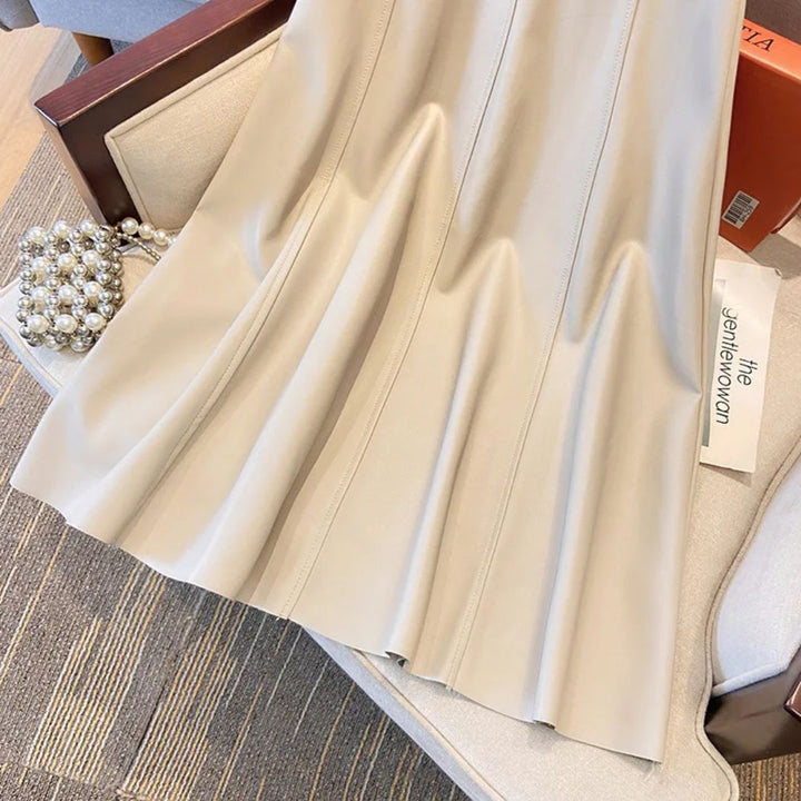 Beiger Lederrock, Falten, elegantes Design, Damenmode, luxuriös, stilvoll, hochwertig