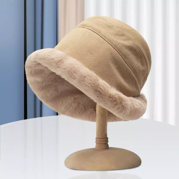 Beiger Damenhut mit Kunstfell, Winterhut, modisch, warm, elegant, Accessoire, Damenmode.