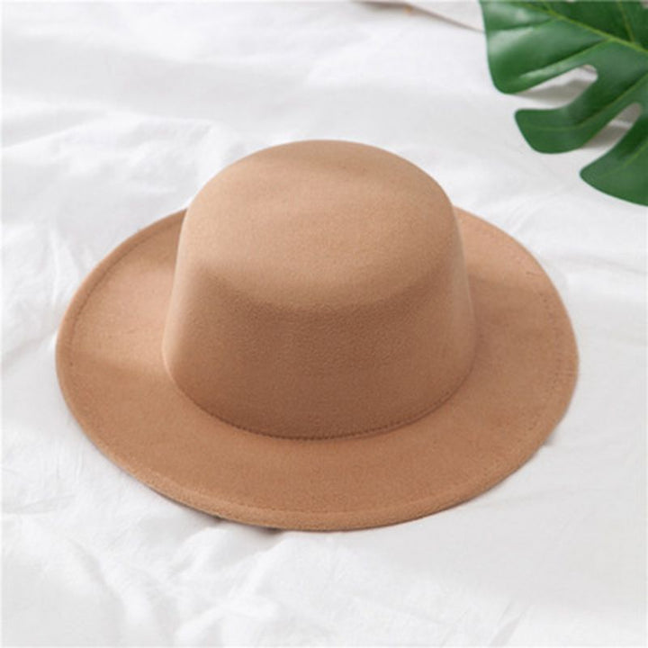 Beiger Filzhut auf weißem Hintergrund, modisches Accessoire, klassisches Design.