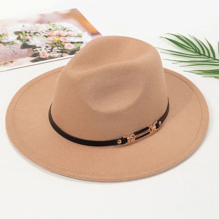 Beiger Fedora-Hut aus Filz mit schwarzem Band und goldener Schnalle, modisches Accessoire.