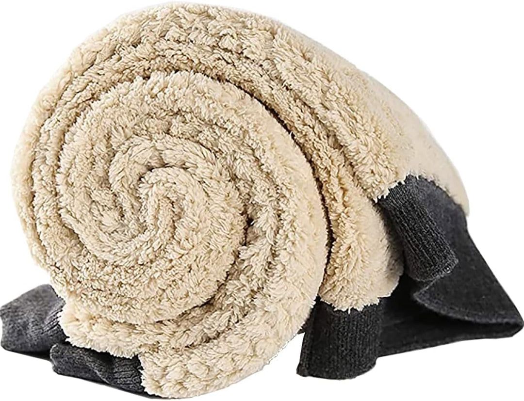 Beige Fleece-Decke, weich, gerollt, mit grauen Akzenten, gemütlich, warm, Wohnzimmer-Dekoration.