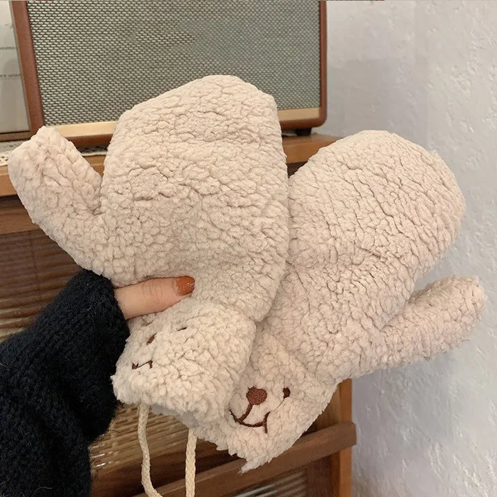 Beige Fäustlinge aus Plüsch mit Bärengesicht, warm, winterlich, Damenmode, gemütlich.
