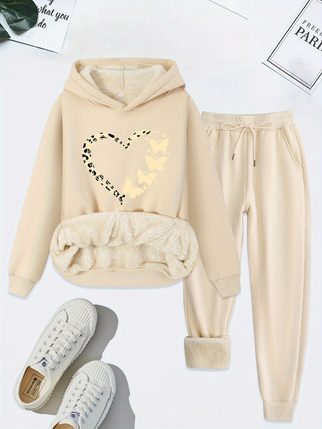 Beiges Damen-Sweatshirt-Set mit Herzmuster, Kapuze, Fleece-Futter und Jogginghose.