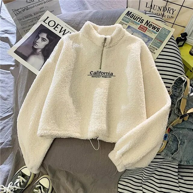 Beige Fleece-Pullover mit Reißverschluss, Schriftzug "California", lässig, warm, modisch.