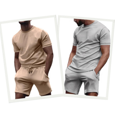 Zwei Herren-Sportanzüge, beige und grau, aus Baumwolle, kurzärmelig, mit Shorts.