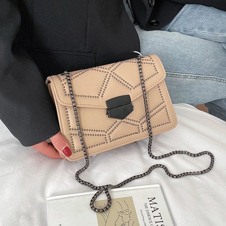 Beige Umhängetasche mit Nieten, Kettengurt, Damenmode, elegantes Design, Lederoptik.