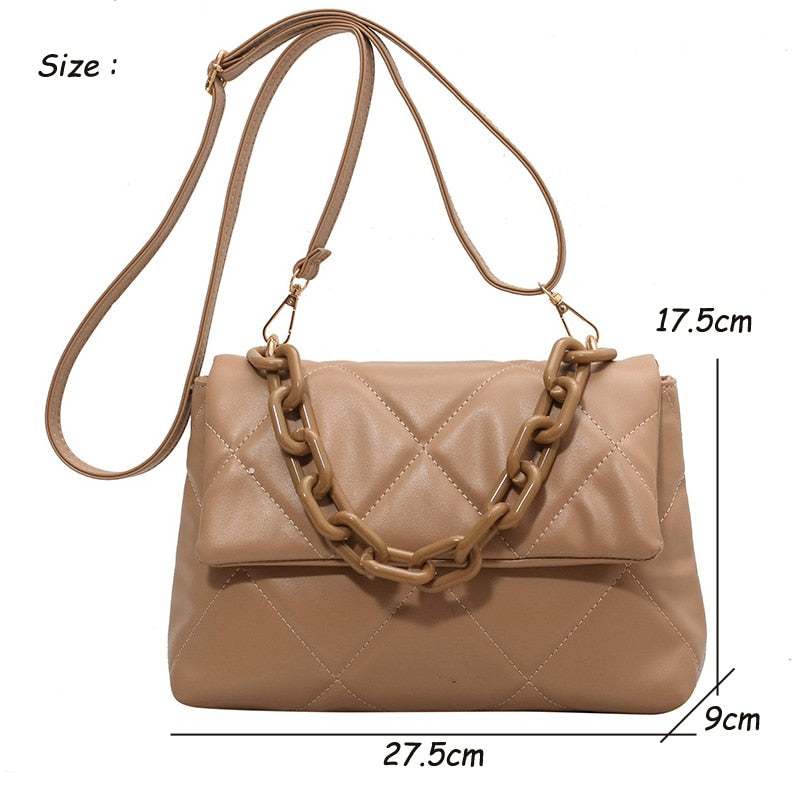 Beige Umhängetasche mit Kettengurt, gestepptes Design, 27,5 cm breit, modisch und elegant.