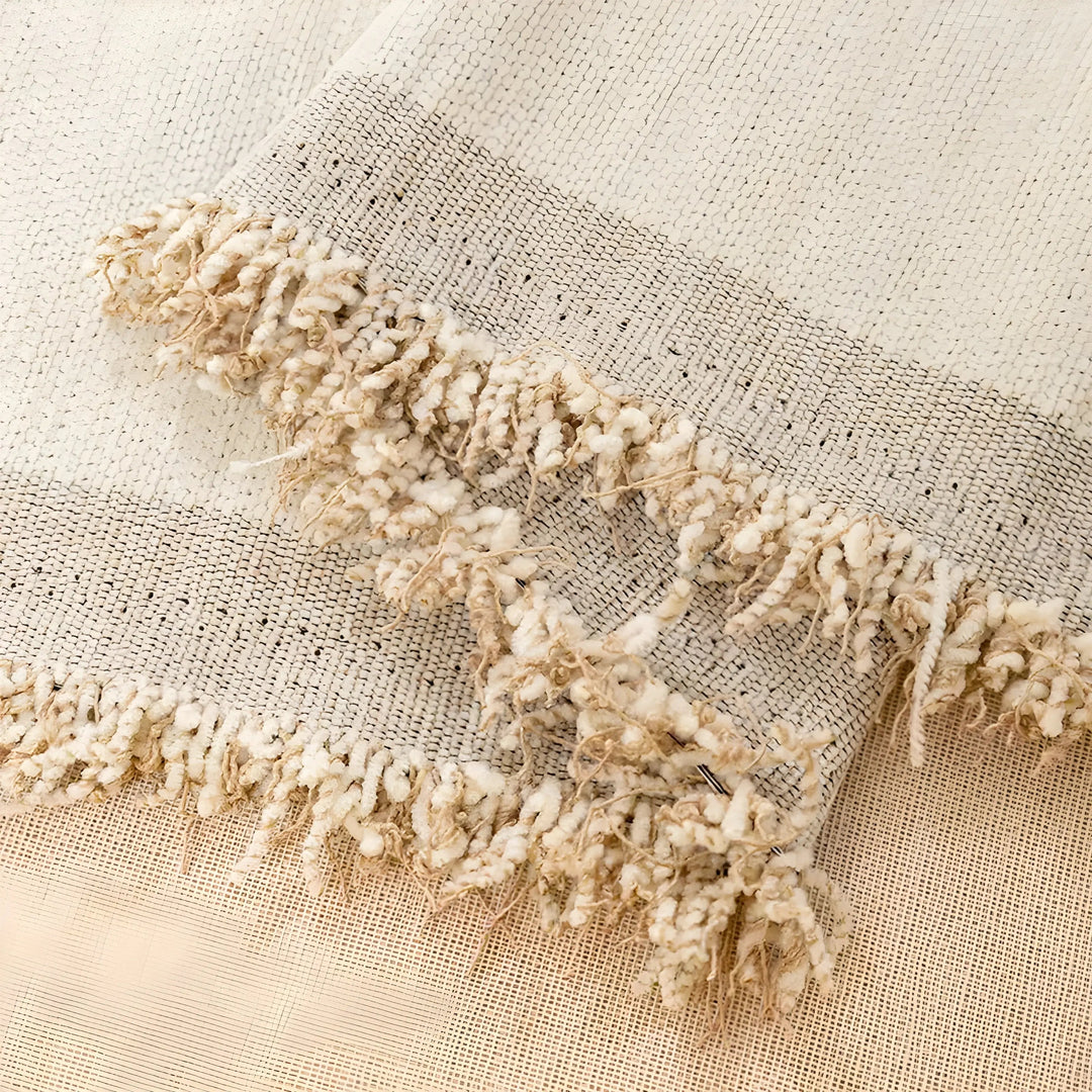 Beige handgewebter Baumwollteppich mit Fransen, Boho-Stil, Wohnzimmerdekoration, nachhaltig.