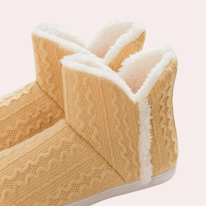 Beige Hausschuhe aus Strick mit weißem Futter, gemütlich und warm, ideal für den Winter.