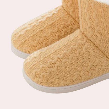 Beige gestrickte Hausschuhe mit Zopfmuster, warme Winterpantoffeln für Damen.
