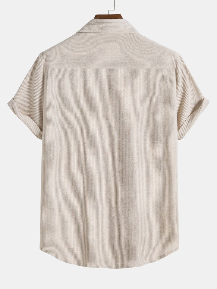 Beiges Herrenhemd aus Baumwolle, kurzärmelig, lässiger Stil, Rückansicht.