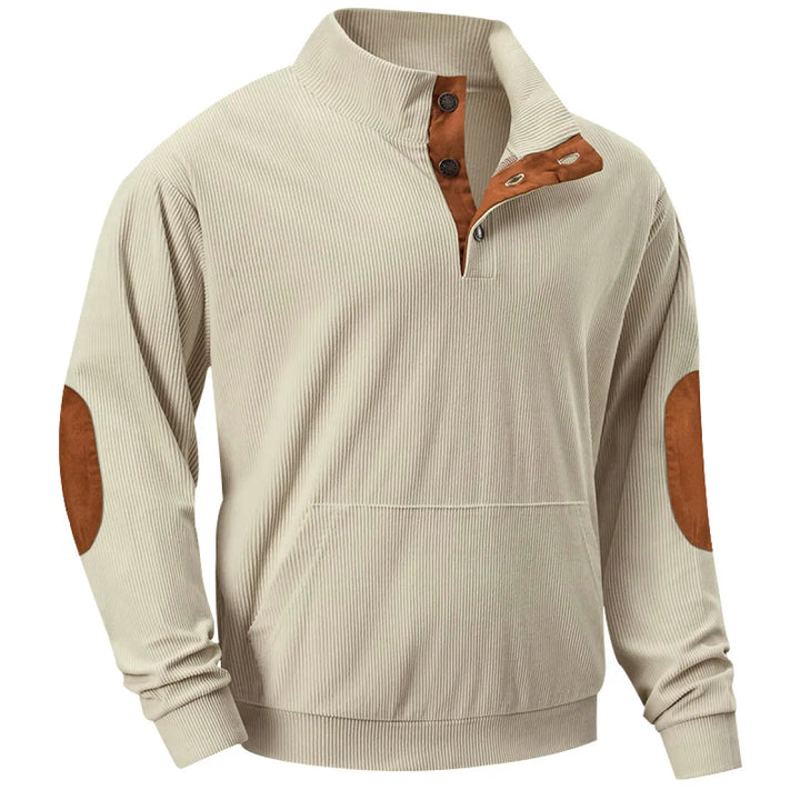 Beige Herrenpullover mit Knopfleiste, braunen Ellbogen-Patches, geripptem Stoff.