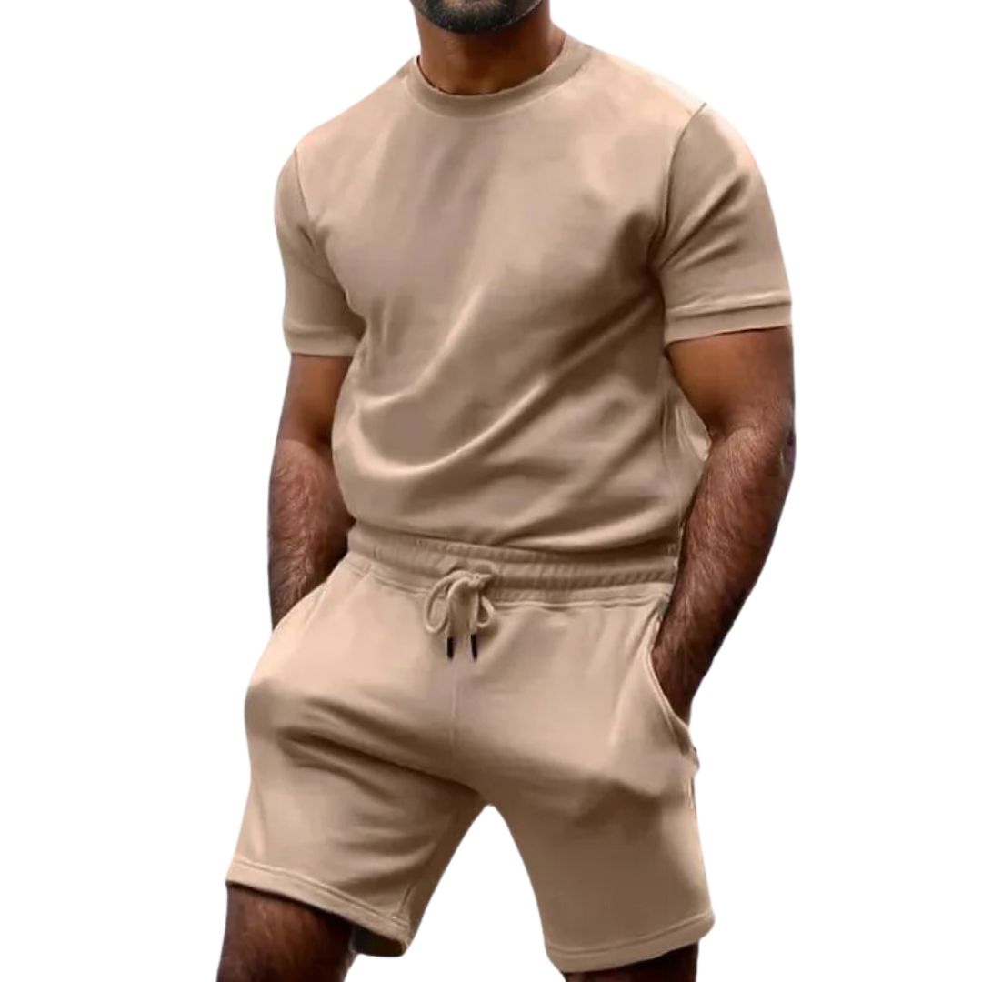 Mann in beigem T-Shirt und Shorts, Freizeitkleidung, Sommermode, Herrenbekleidung, bequem.