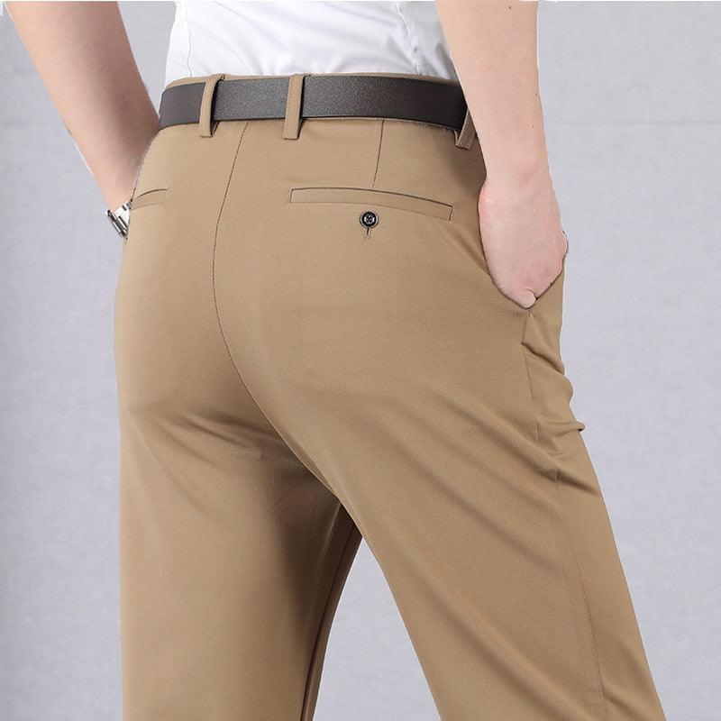 Beige Herren-Chinohose, Stretch, mit schwarzem Gürtel, eleganter Business-Look.