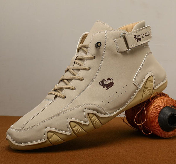Beiger Herren-Sneaker aus Leder, hohe Knöchel, rutschfeste Sohle, modisches Design.