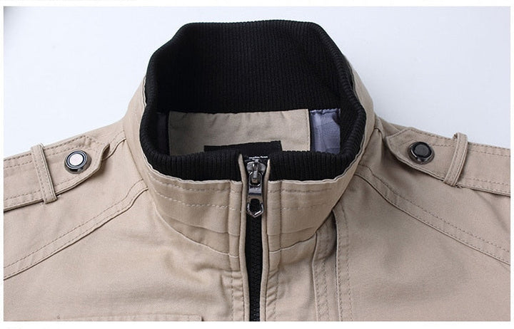 Beige Herrenjacke mit Stehkragen, Reißverschluss und Knopfleiste, Baumwollmaterial.