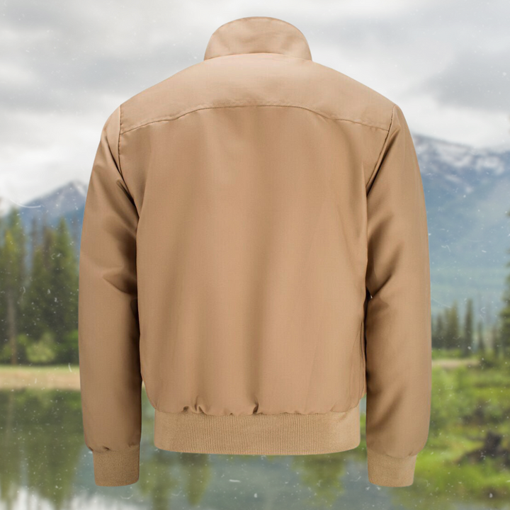 Beige Herrenjacke aus Baumwolle, Rückansicht, vor Berglandschaft, modisch und wetterfest.