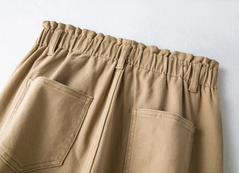 Beige Damenhose mit elastischem Bund, Baumwolle, zwei Gesäßtaschen, lässiger Stil.