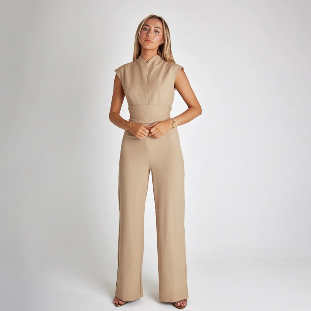 Frau in beige Jumpsuit, ärmellos, elegantes Design, Mode, Damenbekleidung, Studioaufnahme.