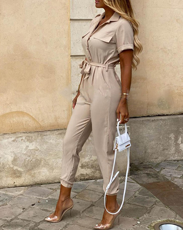 Frau in beigem Jumpsuit mit Gürtel, elegantes Design, Sommermode, Damenbekleidung.