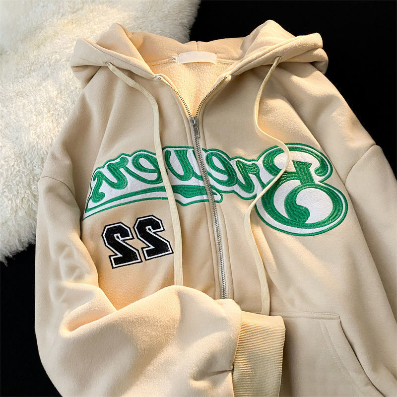 Beige Kapuzenpullover mit grünem "Brewers" Schriftzug und Nummer 22, Reißverschluss, Baumwolle.
