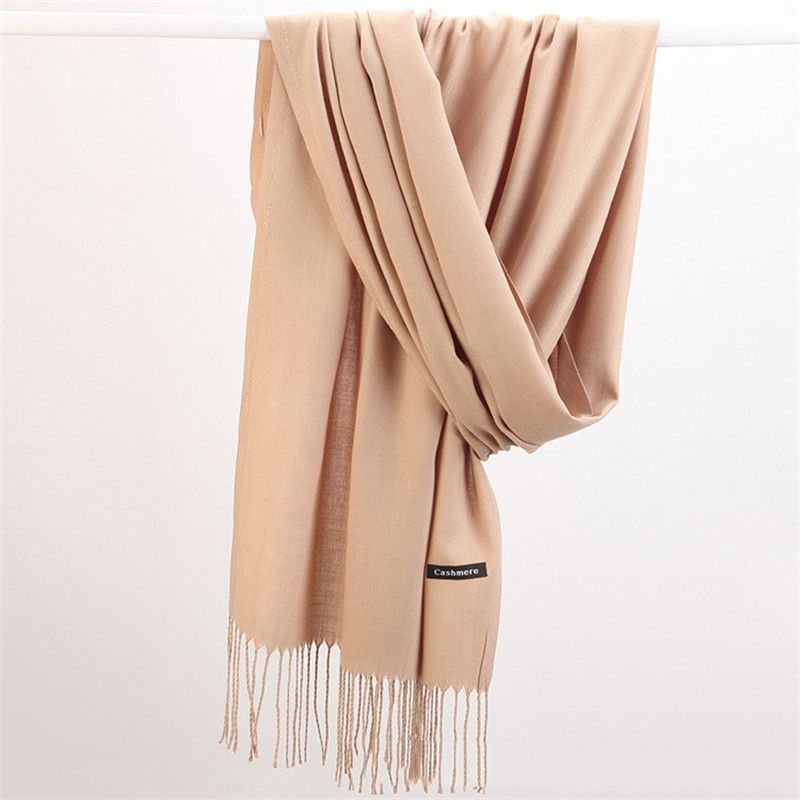 Beiger Kaschmirschal, weich, elegant, mit Fransen, ideal für Herbst und Wintermode.