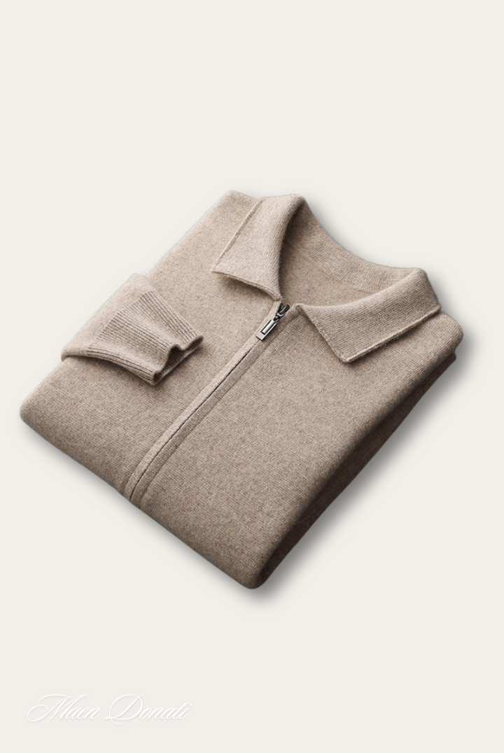 Beigefarbener Kaschmirpullover mit Reißverschluss, gefaltet, luxuriöse Herrenmode.