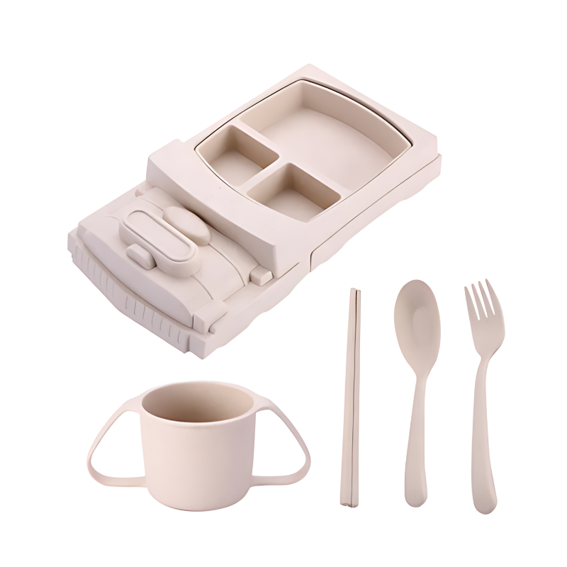 Beiges Kindergeschirr-Set in LKW-Form, BPA-frei, mit Becher, Löffel, Gabel und Stäbchen.
