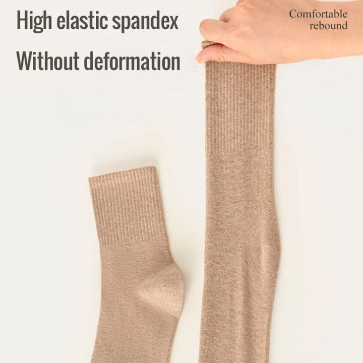 Beige Socken aus elastischem Spandex, dehnbar, formstabil, komfortabel.