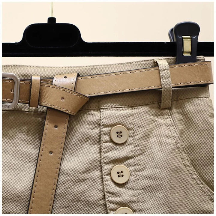 Beige Damenrock mit Knöpfen und Ledergürtel, elegantes Design, Baumwollstoff.