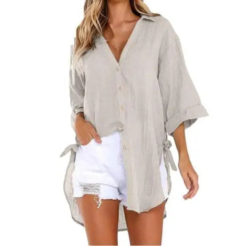 Frau in beigem Leinenhemd und weißen Shorts, lässige Sommermode, Damenbekleidung.