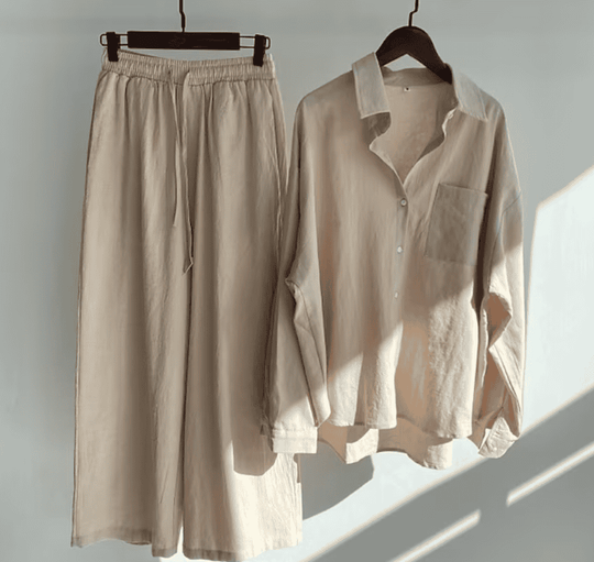 Beiges Leinen-Set, bestehend aus Hemd und Hose, lässig, bequem, ideal für Sommermode.