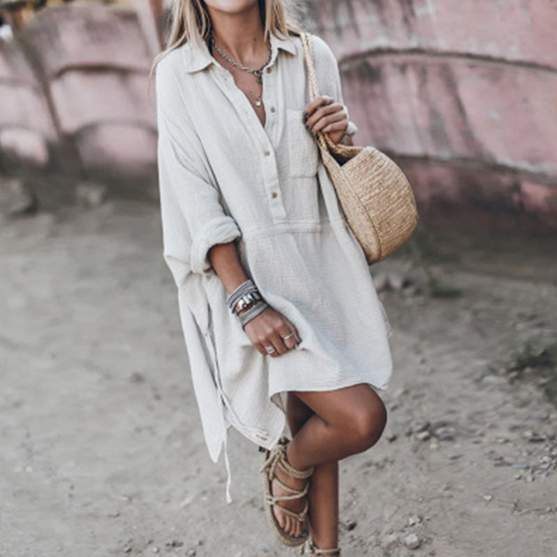 Frau in weißem Leinenkleid mit Strohtasche, Sommermode, lässiger Stil, Sandalen.