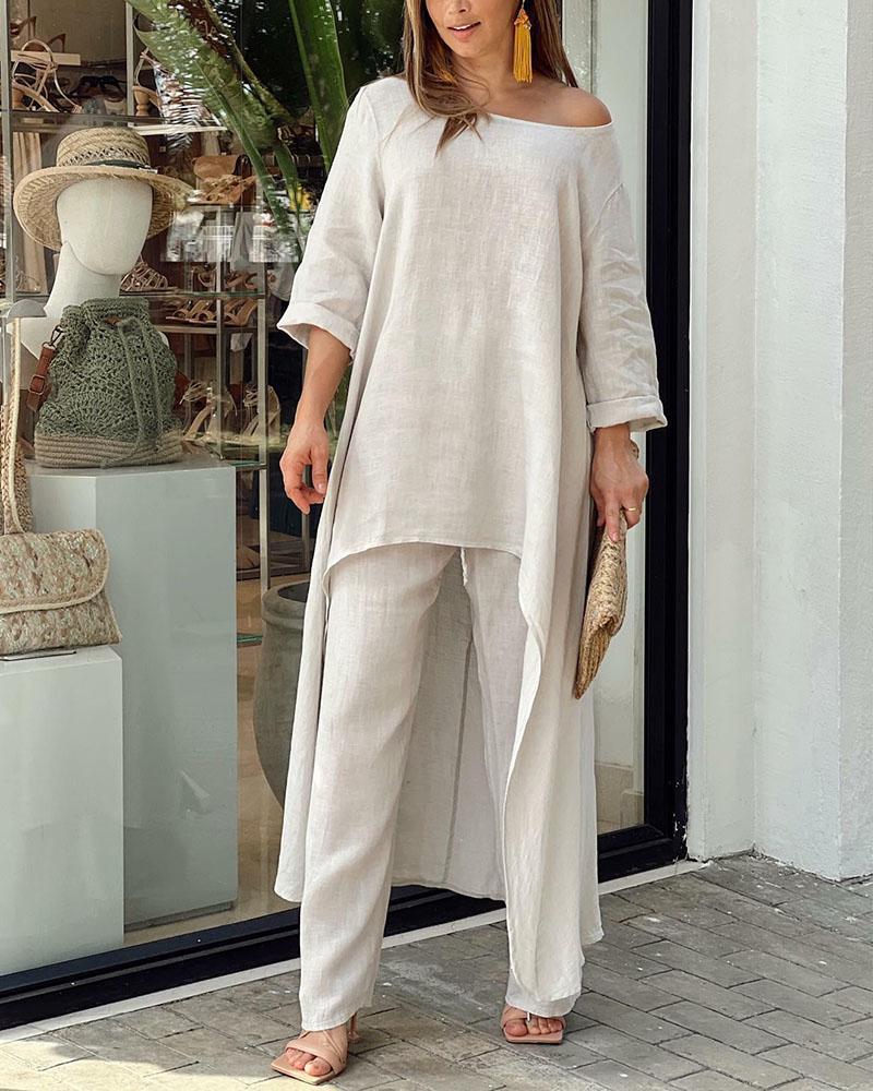 Frau in beigem Leinen-Outfit, asymmetrisches Oberteil, Sommermode, lässiger Stil, draußen.