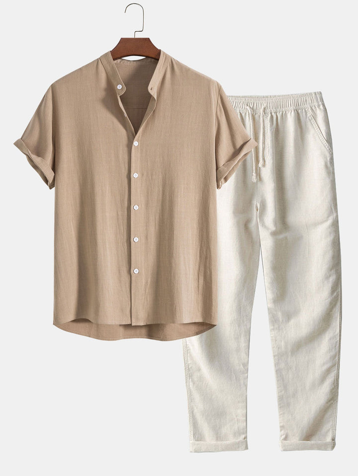 Beiges Leinenhemd und weiße Leinenhose, lässige Sommermode, Herrenbekleidung, Knopfleiste.
