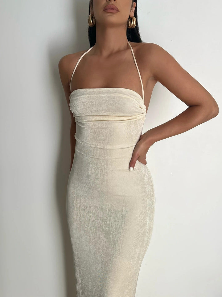Frau in cremefarbenem, schulterfreiem Kleid, elegantes Abendmode-Outfit, minimalistischer Stil.