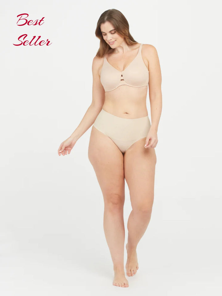 Frau trägt hautfarbenen Minimizer-BH und Slip, Bestseller, bequeme Unterwäsche.