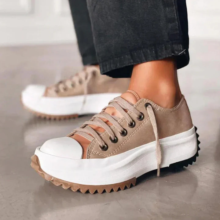 Beige Plateau-Sneaker mit weißer Sohle, Damenmode, lässiger Stil, robuste Gummisohle.