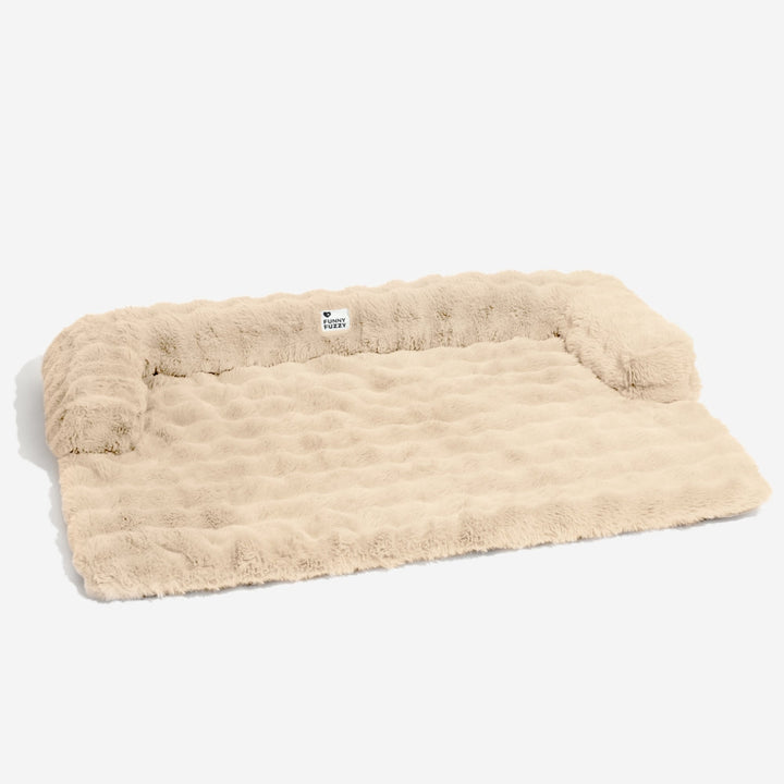 Beiges Hundebett aus Plüsch, rechteckig, gemütlich, rutschfest, ideal für Haustiere.