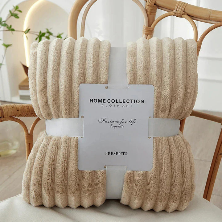 Beige Fleecedecke auf Stuhl, Home Collection, weich, gemütlich, Wohnzimmer-Dekoration.