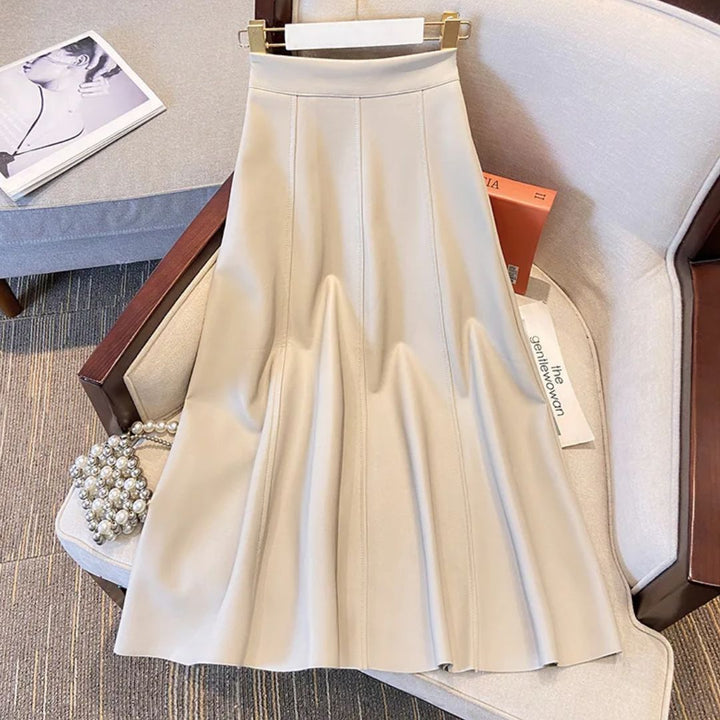 Beiger A-Linien-Rock aus Leder, elegant, knielang, Damenmode, Wohnzimmer, stilvoll.