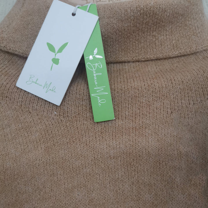 Beigefarbener Rollkragenpullover aus Wolle mit Etiketten, nachhaltige Mode, Damenbekleidung.