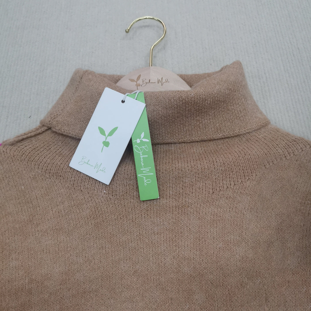 Beiger Rollkragenpullover aus Kaschmir, Bethany Wills, auf Holzkleiderbügel mit Etikett.