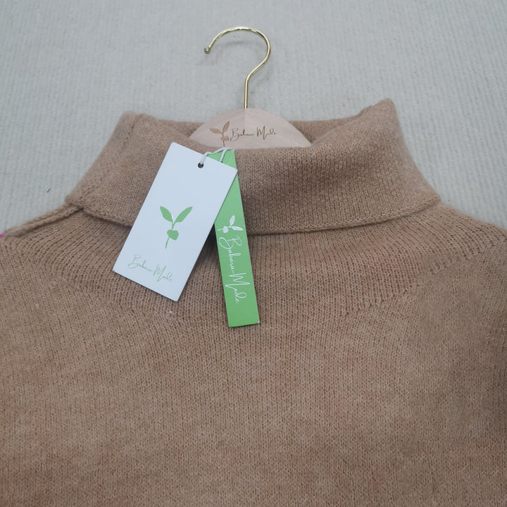 Beiger Rollkragenpullover aus Kaschmir, Bethany Wills, auf Holzkleiderbügel mit Etikett.