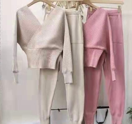 Damen Strickpullover und Jogginghose Set, beige und rosa, gemütlich, modisch, Herbstkleidung.