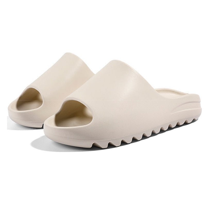 Beige Unisex Badeschlappen, rutschfest, EVA-Material, für Strand und Pool.