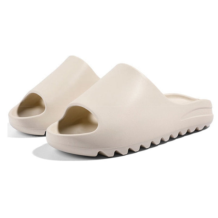 Beige Unisex Badeschlappen, rutschfest, EVA-Material, für Strand und Pool.