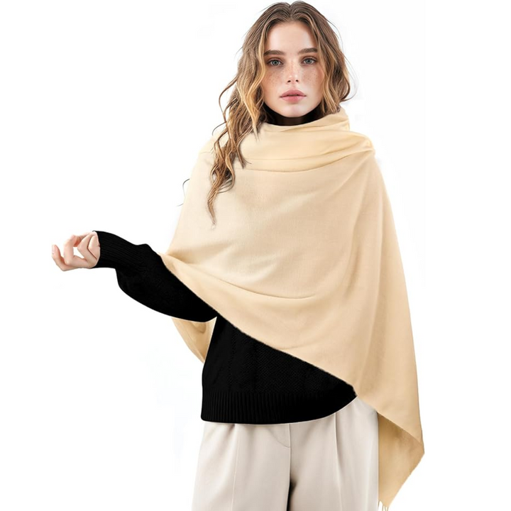 Frau mit beigem Kaschmirschal, schwarzem Pullover, eleganter Herbstmode, Damenbekleidung.