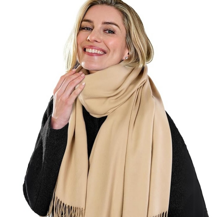 Frau mit beigem Schal, Wintermode, Damenaccessoire, warm, elegant, stilvoll, Herbstbekleidung.