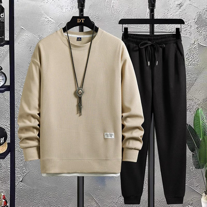 Beige Pullover und schwarze Jogginghose, Herrenmode, Freizeitkleidung, Baumwolle, modern.